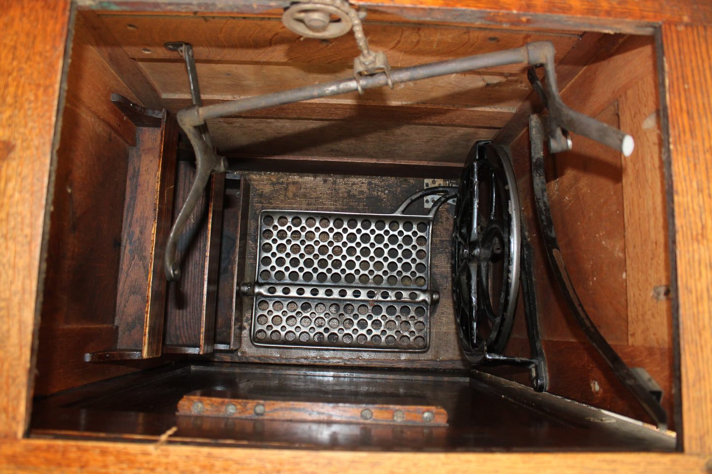 Early 20th Century Sewing Cabinet Tiger Oak wood - Treadle and Wheel